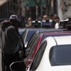 Des voitures de taxi au centre-ville de Montréal.