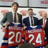 Trois hommes en complet posent pour une photo. Celui de gauche exhibe un chandail de hockey au nom MacDougall avec le numéro 20 et celui du milieu exhibe un chandail de hockey au nom MacDougall avec le numéro 24. 