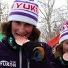 Cheyenne Tirschmann et Cole Germain mordent dans leur médaille de bronze.