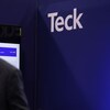 Une pancarte bleue sur laquelle est écrit le nom Teck.