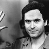 Le tueur en série Ted Bundy lève la main droite en fixant la caméra. 