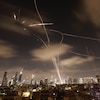 La défense antiaérienne dans le ciel de Tel-Aviv après le lancement d'une salve de missiles iraniens.