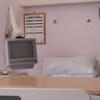 Un lit d'hôpital et une télévision.
