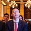 Assises, des personnes issues de la communauté d'affaires chinoise écoutent une conférence de presse.  