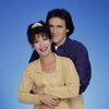 Les personnages de Sylvie (Sylvie Léonard) et de Guy (Guy A. Lepage) posent en se faisant une étreinte.