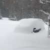 Un véhicule recouvert de neige. 