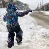 Un enfant joue dans la neige