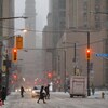 Des piétons dans les rues enneigées de Toronto