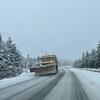 Un chasse-neige sur une autoroute.