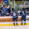Les joueurs des Saguenéens de Chicoutimi profitent d'un temps d'arrêt lors d'un match disputé au Centre Georges-Vézina.