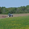 Un tracteur dans un champ qui semble sec.