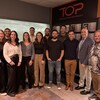 Un groupe d'une douzaine de personnes qui pose pour la photo lors d'une célébration.