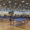 Des joueurs de tennis de table en action.