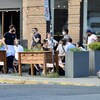 Des gens prennent un verre sur une terrasse de Montréal.