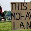 Un panneau «This is mohawk land» planté sur un terrain. 