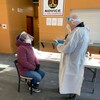 Une résidente de Bearskin Lake subit un test de dépistage de la COVID-19.