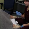 Une résidente en gynécologie s'exerce à réaliser un test Pap.