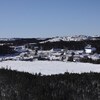 Le village de Tête-à-la-Baleine, vu de la montagne où est installée la tour de Telus. 
