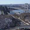 Les ponts Pierre-Laporte et de Québec vus de la Rive-Nord l'hiver.