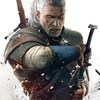 Geralt de Rive, le personnage principal du jeu The Witcher 3, sort son épée. C'est un homme musclé aux cheveux blancs longs. 