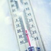 Un thermomètre affichant -20 degrés Celsius sur de la neige