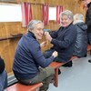 Deux hommes politiques dans une cabane de pêche aux poulamons, à Sainte-Anne-de-la-Pérade.