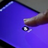 Le logo de l'application TikTok visible sur l'écran d'un téléphone cellulaire.