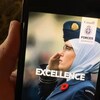 Une publicité des Forces armées montrant une femme portant l'uniforme militaire est vue sur l'écran d'un téléphone intelligent. 