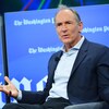 Tim Berners-Lee donne une entrevue au <em>Washington Post</em>, assis sur une chaise posée sur une scène.