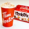 Un café de Tim Hortons ainsi qu'une boîte de Timbits.