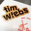 Une boîte blanche sur lequel est écrit «Tim Wiebs», ainsi qu'un numéro de téléphone.