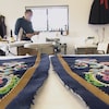 Un patron de veste en tissu perlé est posé sur une table.