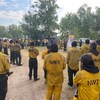 Un groupe de pompiers, à Hay River, le 25 mai 2023.