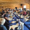 Un groupe de personnes assises autour d'une grande table, le 15 mars 2023, à Inuvik, aux Territoire du Nord-Ouest.