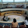 Salle ouverte en cercle, avec des gens assis tout autour, le 13 octobre 2022, à Yellowknife.