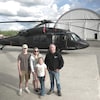 Todd Caliaezzi et sa famille devant un Black Hawk.