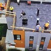 Des ouvriers sur un toit.