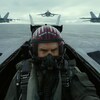 Tom Cruise vole avec un avion de chasse. 