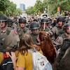 Des policiers antiémeutes devant un groupe d'étudiants pendant une manifestation. 