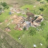 Plusieurs granges et un magasin détruits sur une propriété après le passage d'une tornade. 