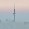 Un épais brouillard flotte sur l'ouest de Toronto.
