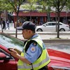 Un agent qui distribue une amende.