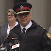 Le chef de la police de Toronto, Myron Demkiw, devant la presse à l'extérieur du tribunal.