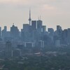 Un nuage de fumée flotte dans les airs au-dessus de Toronto.