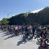 Une longue filée de gens en vélo
