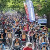 Des cyclistes franchissent la ligne de départ du Tour de l'île 2022.