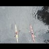Deux kayaks naviguent sur une rivière.