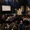Une salle bondée lors d'une conférence de presse.