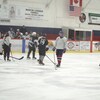 Des joueurs de hockey sur la glace