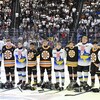 Les joueurs de l'Ukraine Team Select et des Junior Bruins de Boston durant les hymnes nationaux, samedi. 